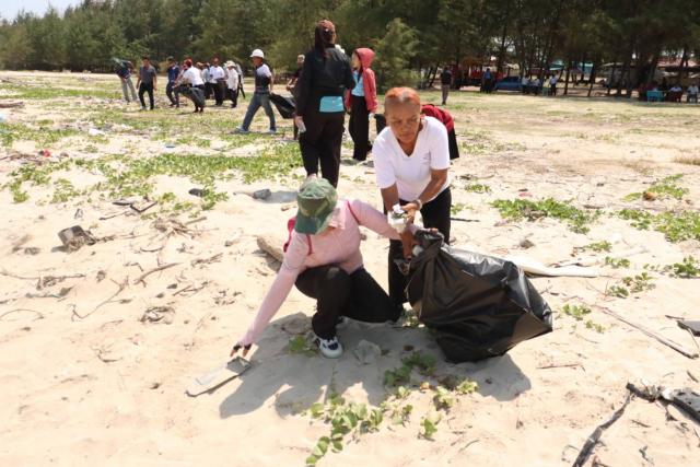 ประมวลภาพกิจกรรมบำเพ็ญประโยชน์(Big cleaning) ในวันท้องถิ่นไทย ณ หาดแพรกเมือง