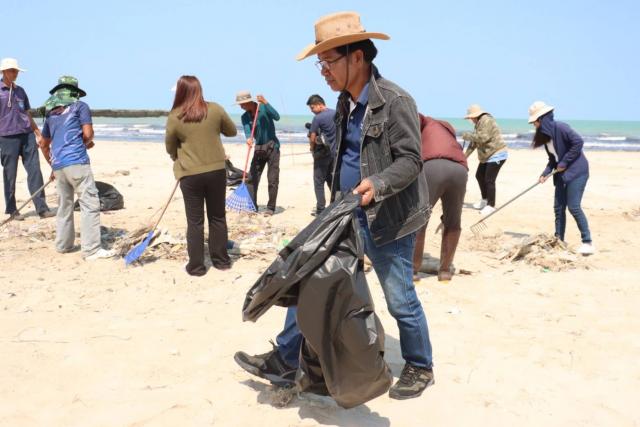 ประมวลภาพกิจกรรมบำเพ็ญประโยชน์(Big cleaning) ในวันท้องถิ่นไทย ณ หาดแพรกเมือง