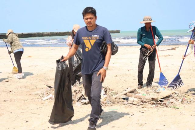 ประมวลภาพกิจกรรมบำเพ็ญประโยชน์(Big cleaning) ในวันท้องถิ่นไทย ณ หาดแพรกเมือง