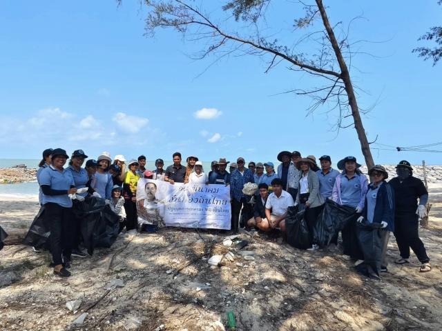 ภาพกิจกรรมบำเพ็ญประโยชน์(Big cleaning) ในวันท้องถิ่นไทย ณ บริเวณหาดจันทร์แจ้ง