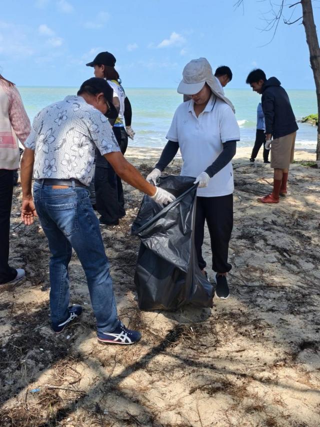 ภาพกิจกรรมบำเพ็ญประโยชน์(Big cleaning) ในวันท้องถิ่นไทย ณ บริเวณหาดจันทร์แจ้ง