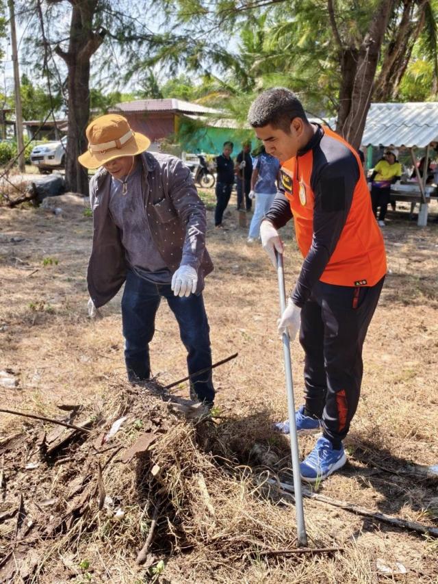 ภาพกิจกรรมบำเพ็ญประโยชน์(Big cleaning) ในวันท้องถิ่นไทย ณ บริเวณหาดจันทร์แจ้ง