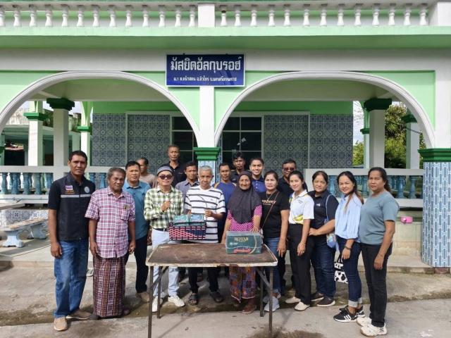 ภาพกิจกรรมลงพื้นที่ส่งมอบ อินทผาลัม ให้แก่มัสยิดในพื้นที่